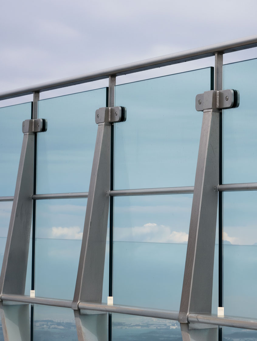 Turvalasikaide laivan kannella. Tambestin korkealaatuinen lasirakenne.